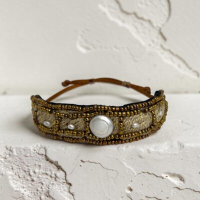 pulsera dorada con perlas de río