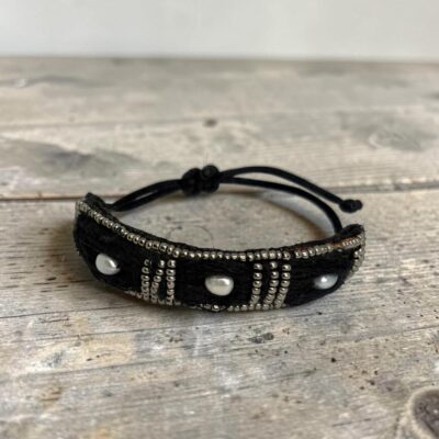 pulsera negra con perla de río