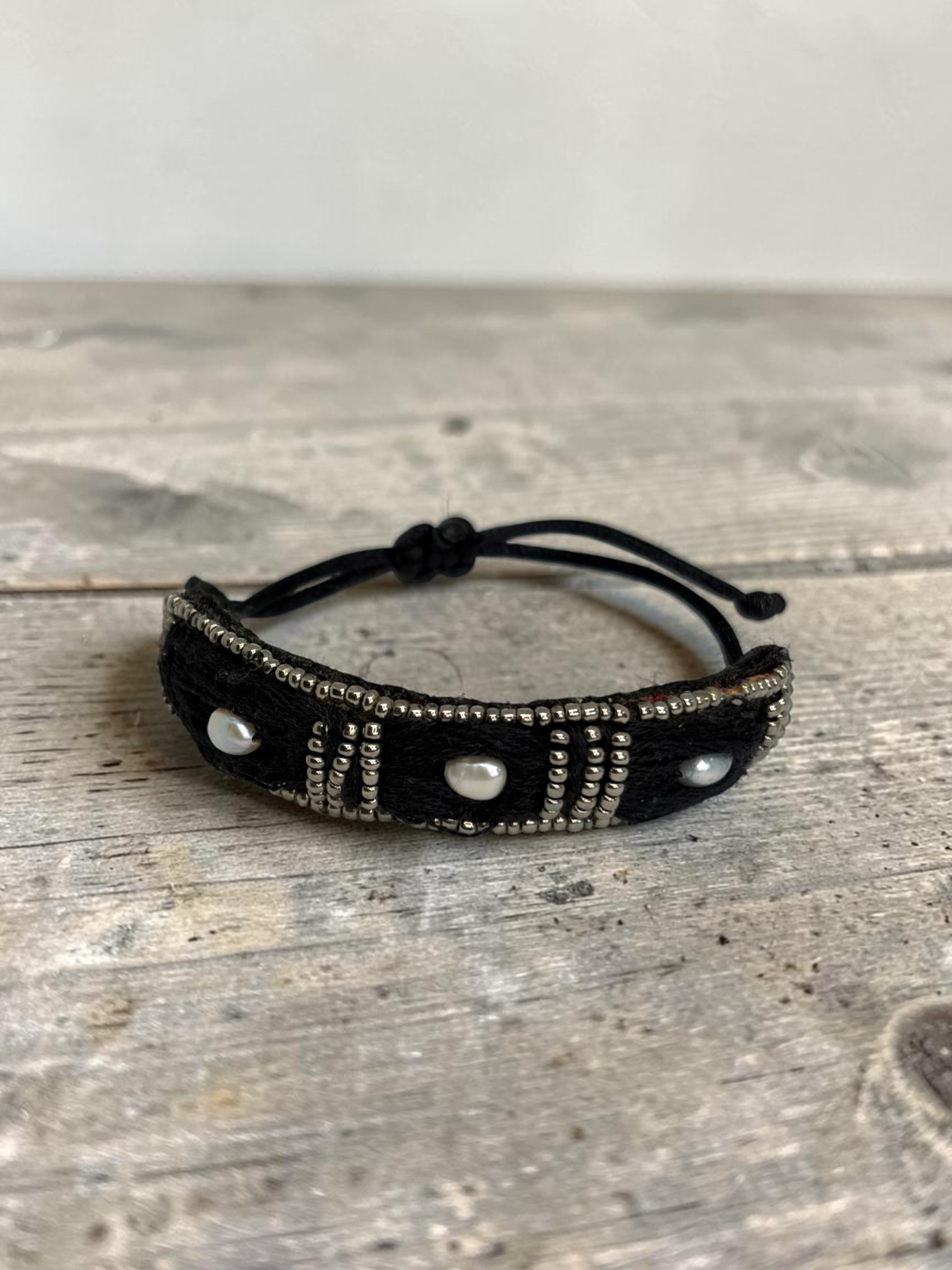 pulsera negra con perla de río