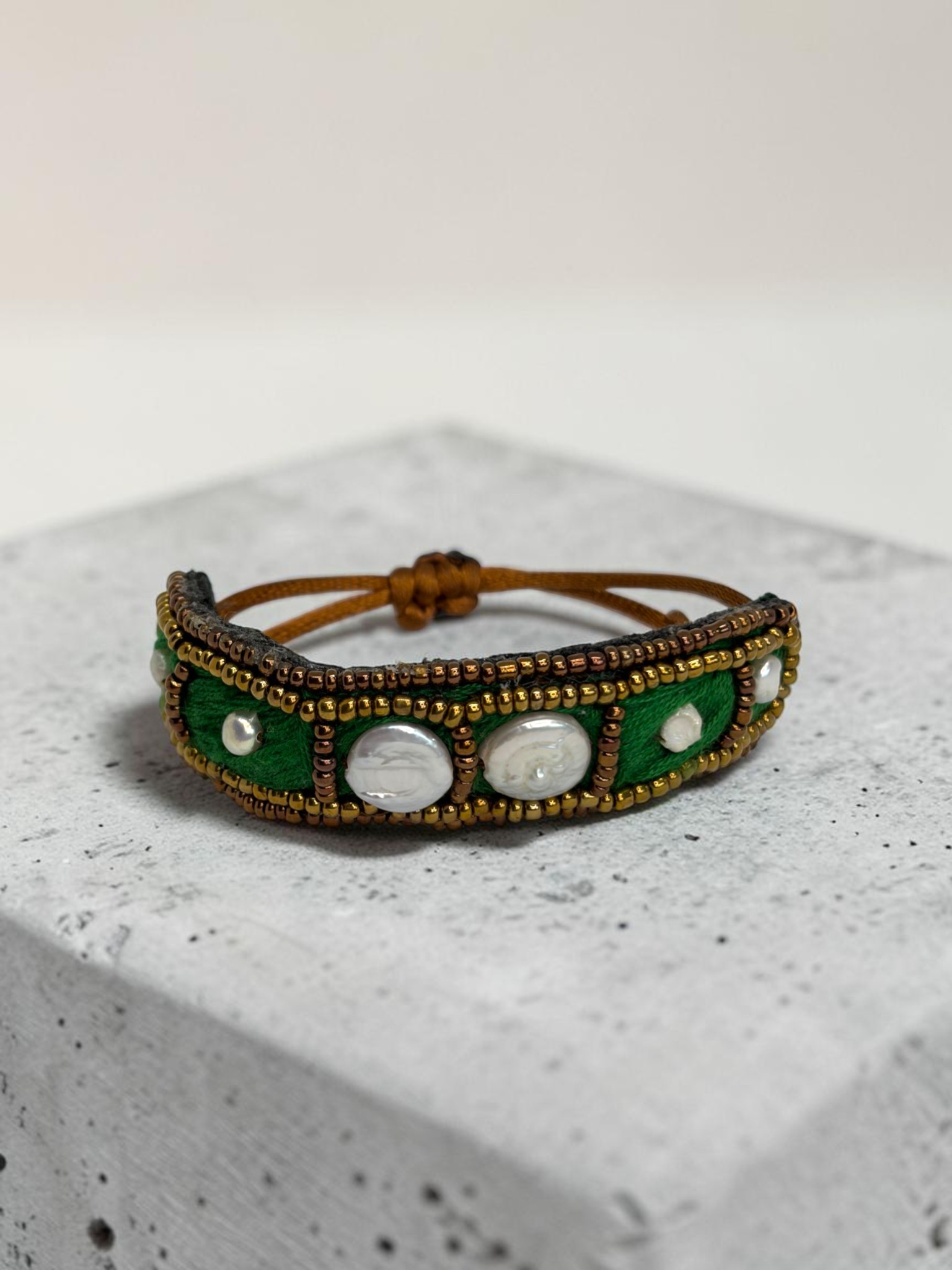 Pulsera Verde con Perlas de Río