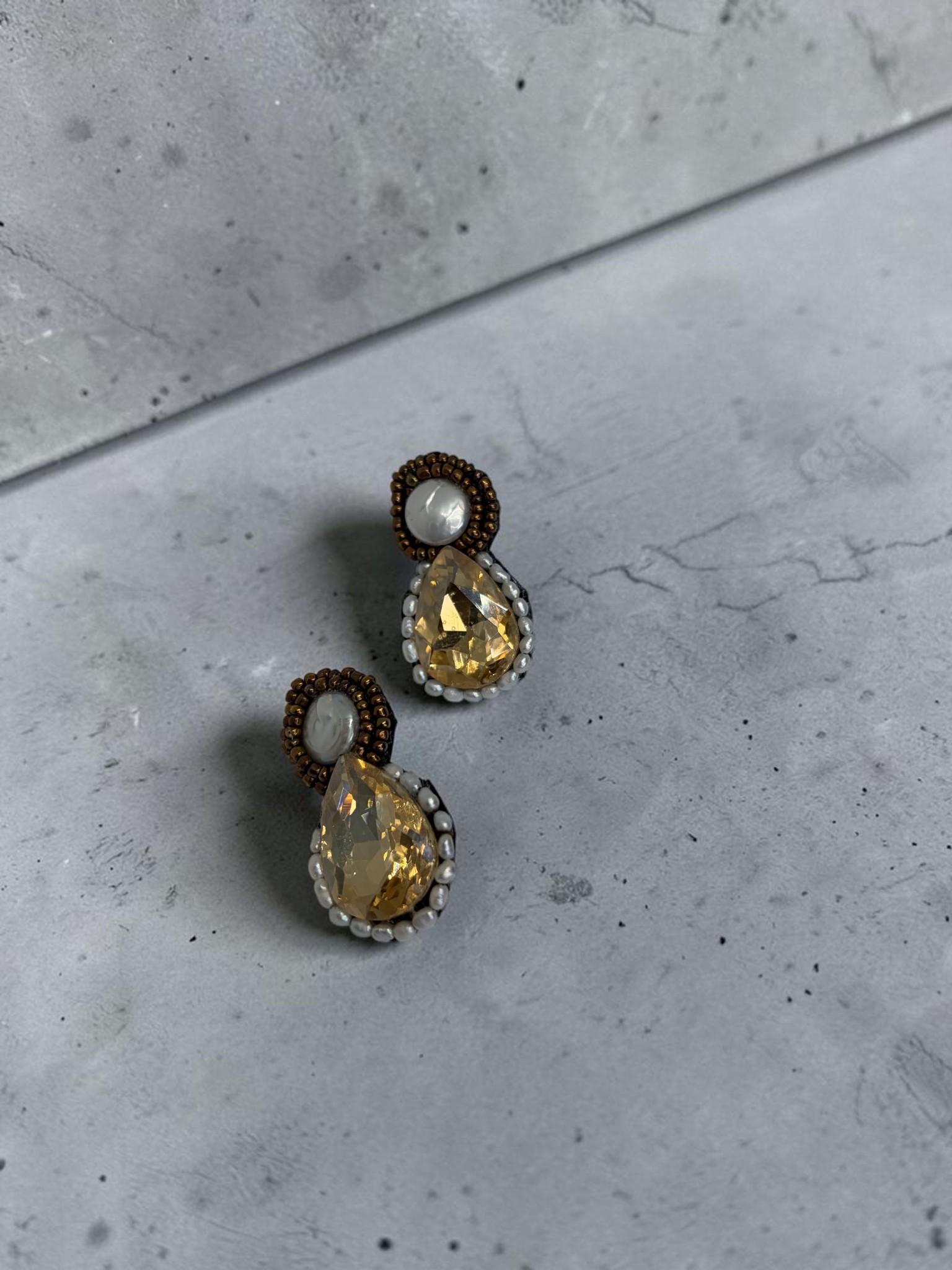 Aro Nácar Gota Cristal con Perlas de Río