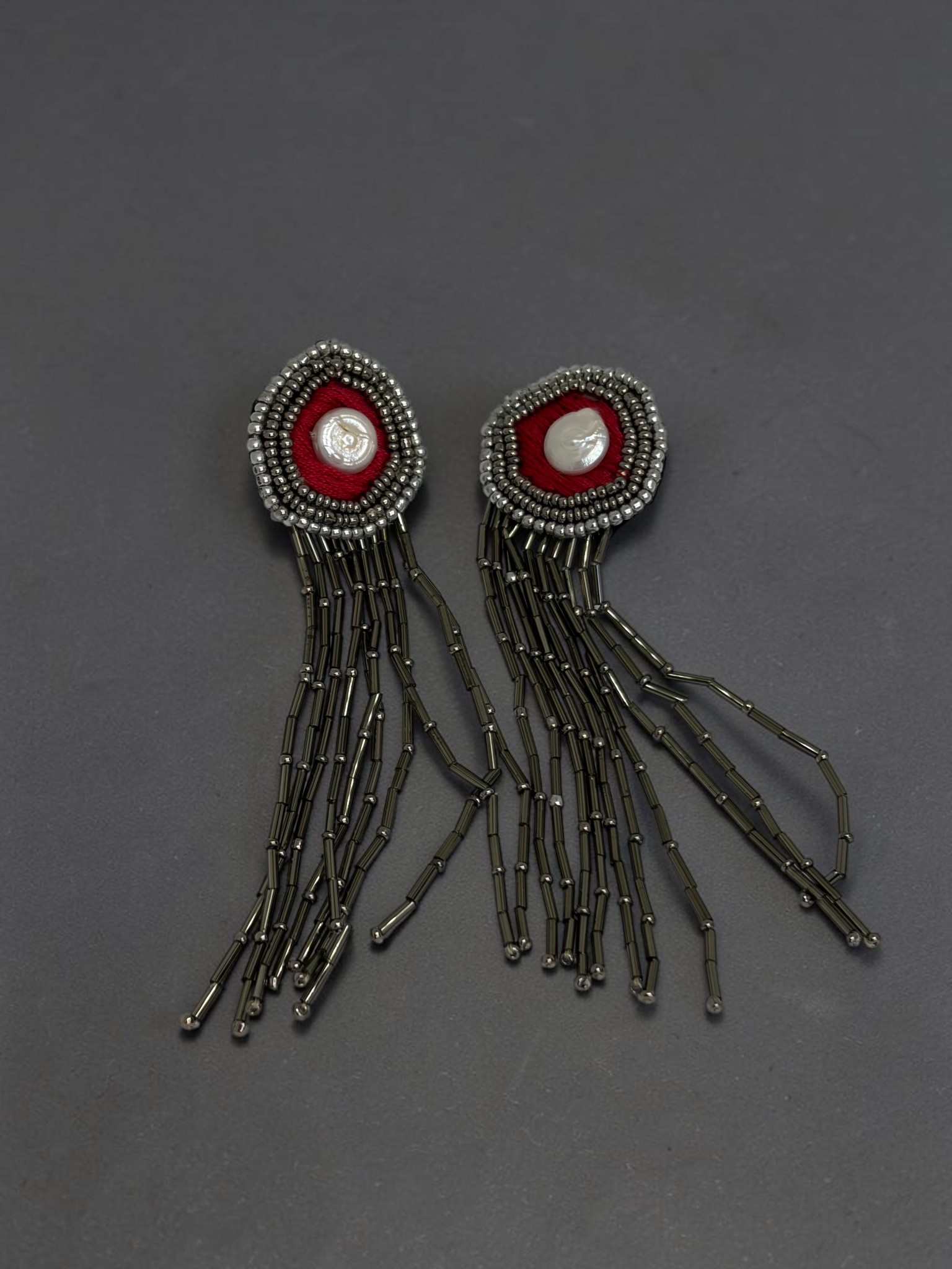 Aro Plumas y Flecos Círculo Rojo y Perla de Río Aro Plumas y Flecos Círculo Rojo y Perla de Río