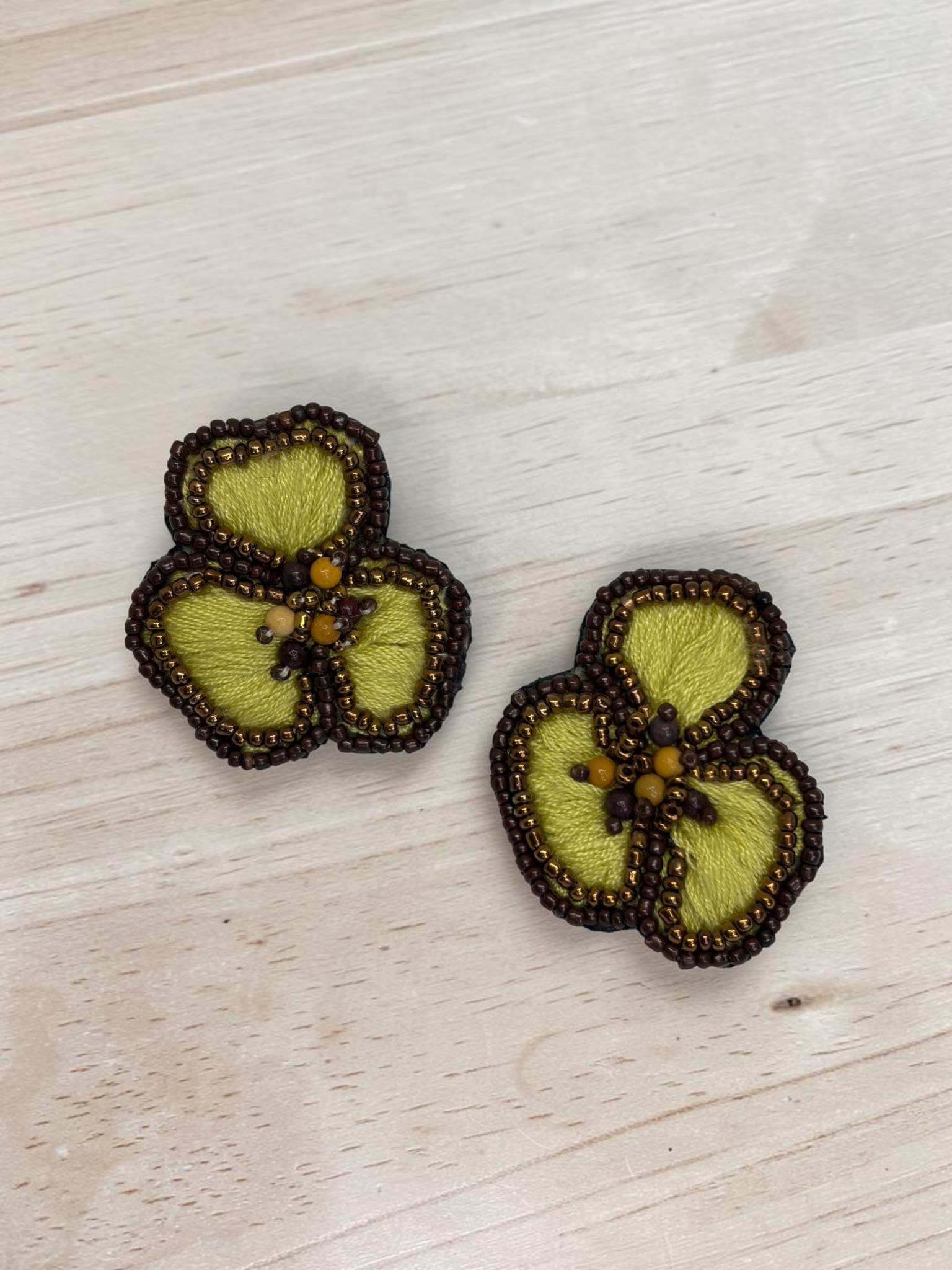 Aro Trébol Verde Pistacho con Piedras
