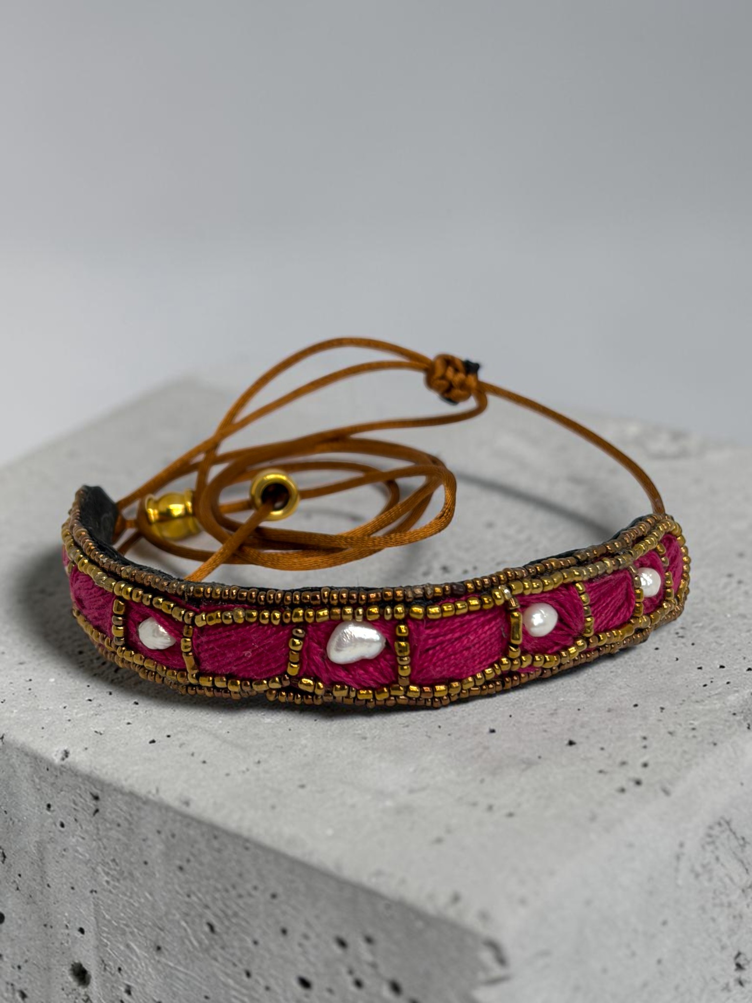 choker magenta con perlas de río choker magenta con perlas de río