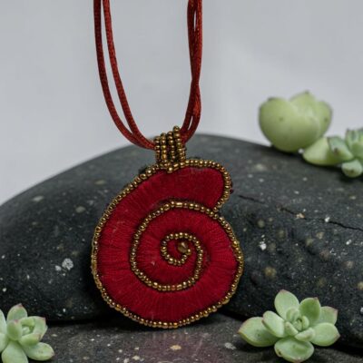 Collar Caracol Rojo Bordó