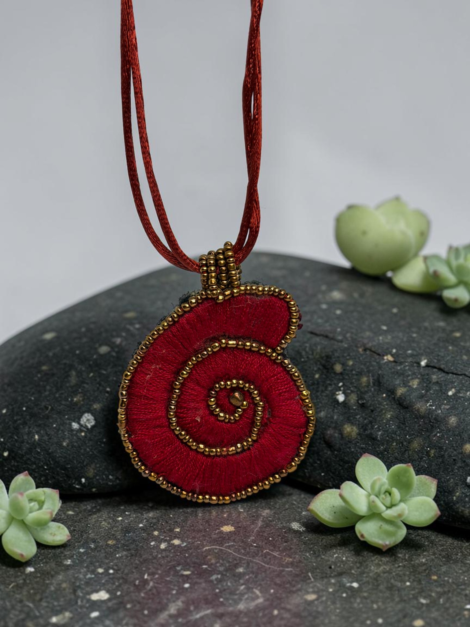 Collar Caracol Rojo Bordó