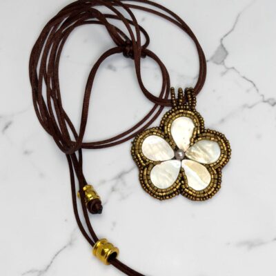 Collar Flor Nácar Grande