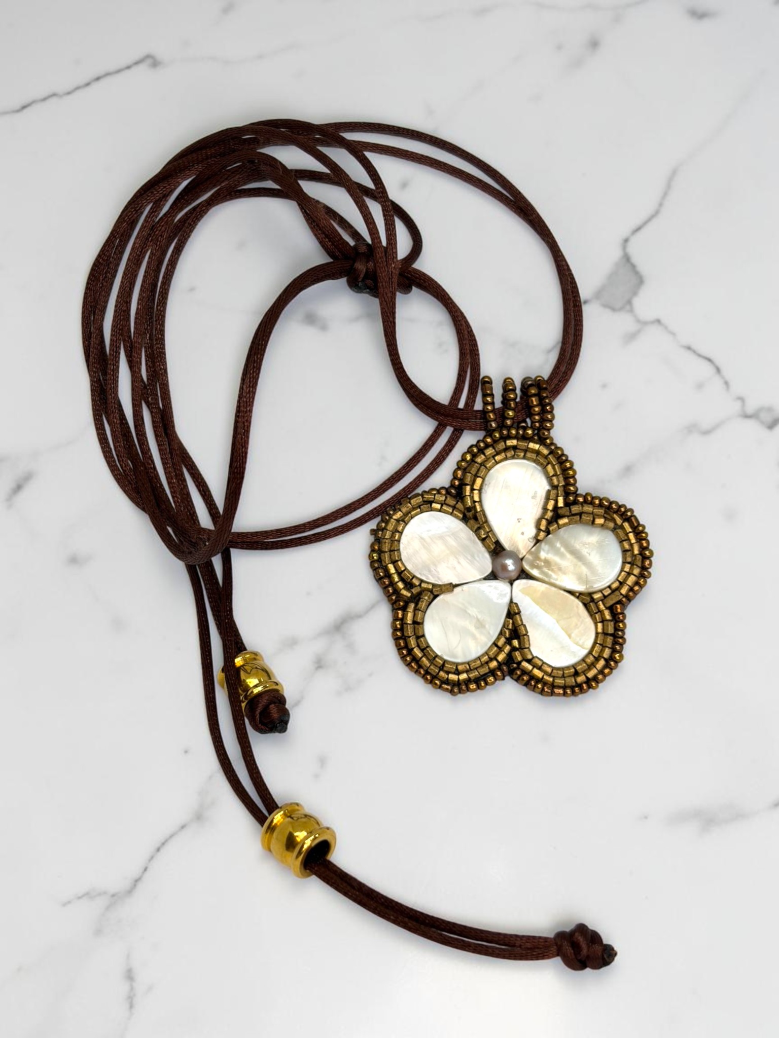 Collar Flor Nácar Grande
