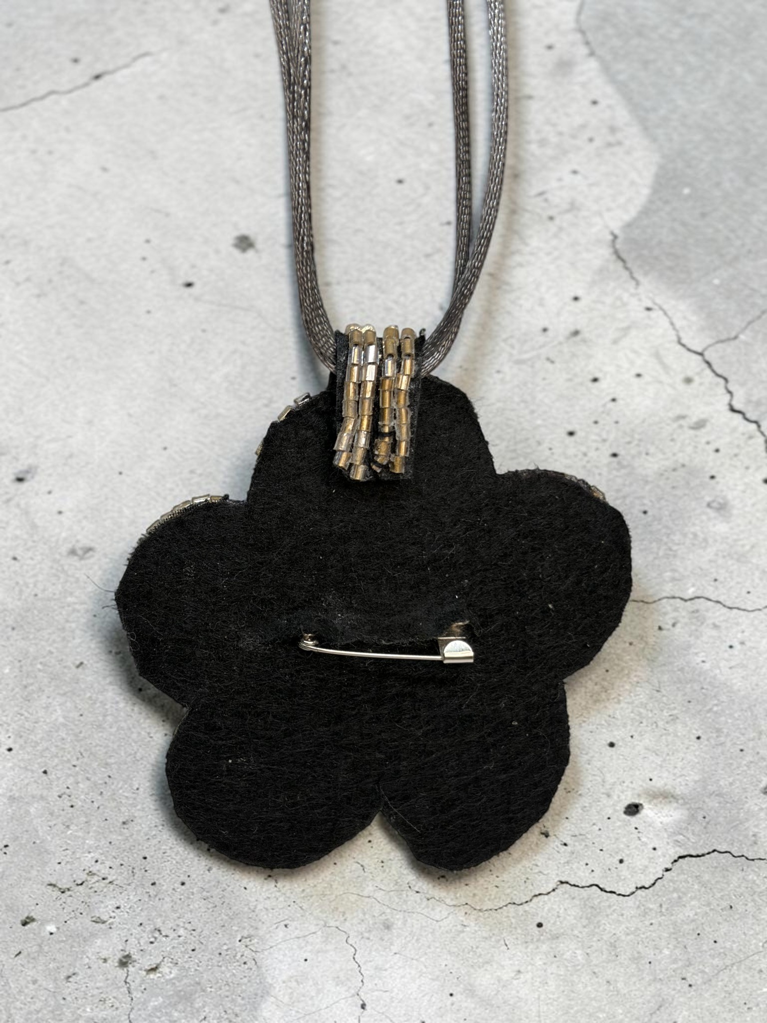 collar prendedor flor