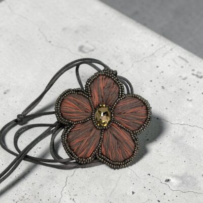 Collar Prendedor Flor Rosa Gris