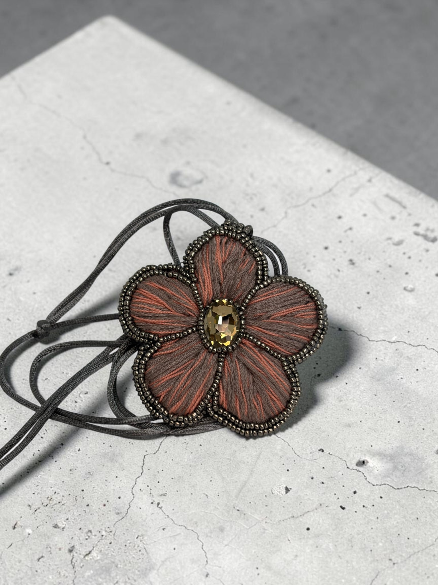 Collar Prendedor Flor Rosa Gris