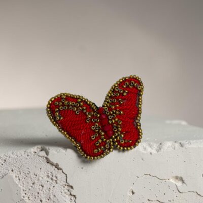 prendedor mariposa roja