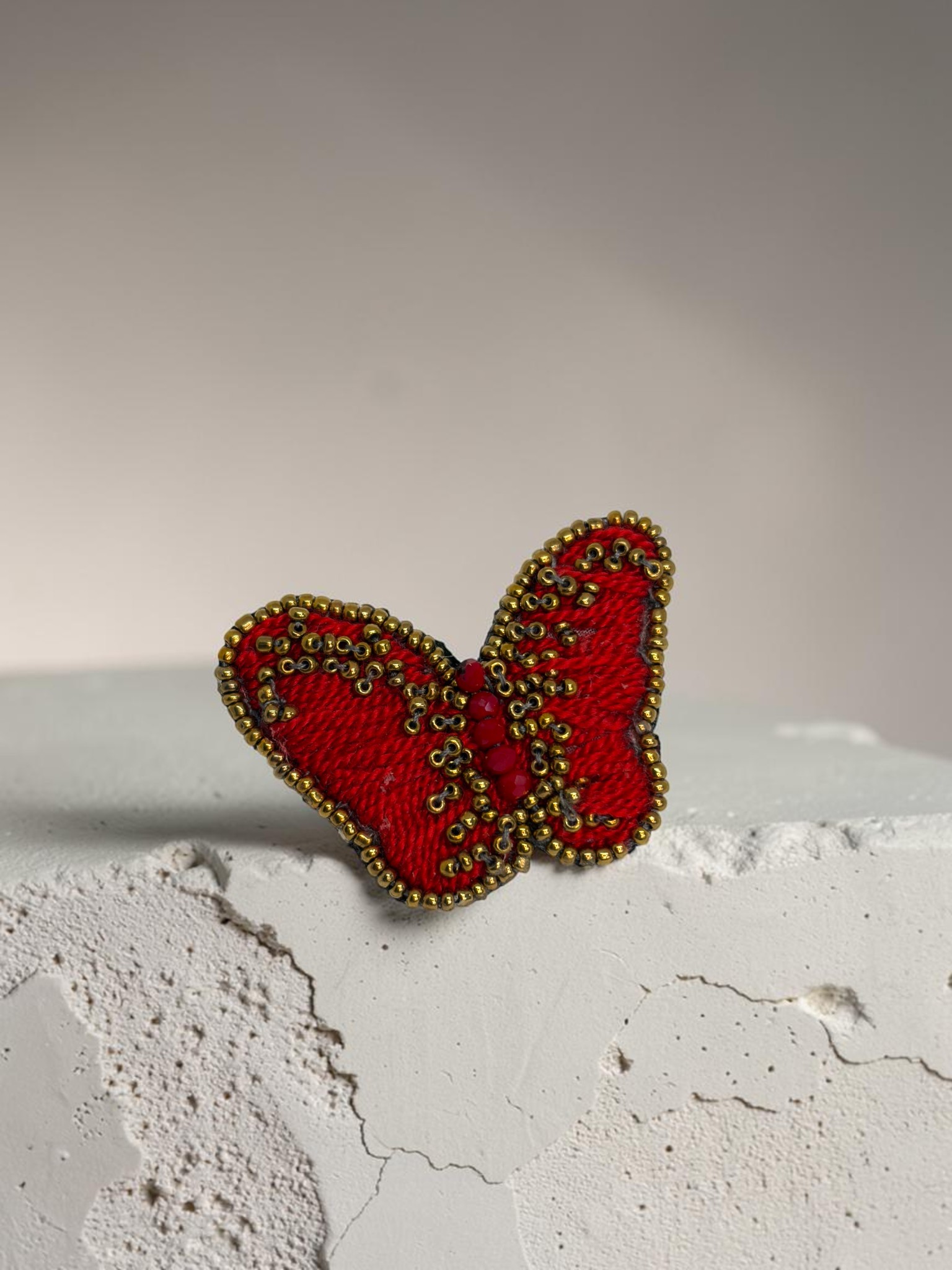 prendedor mariposa roja